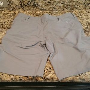 Under Armour golf shorts, size 32, (NEW)
